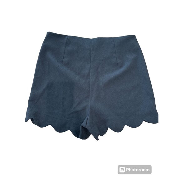 Monteau Scalloped Short Shorts - Picture 3 of 8